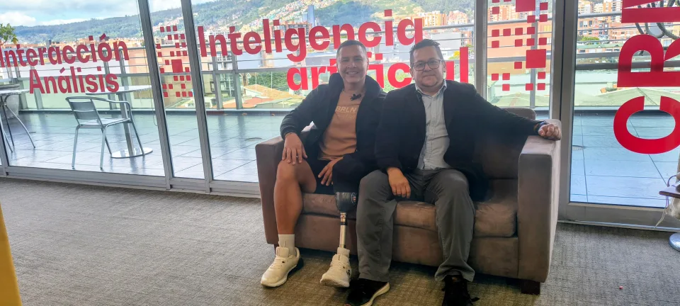 Pareja de personas mayores en videollamada con un familiar desde su computador portátil
